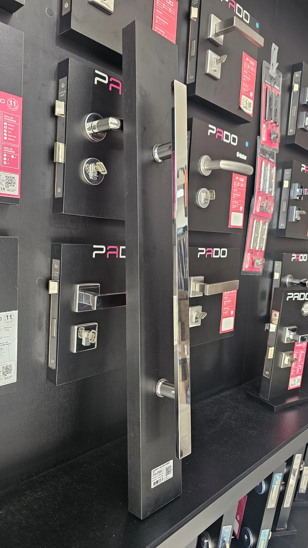 Imagem de Puxador Pado em aço inox 304, 1 m, para porta de madeira e vidro.